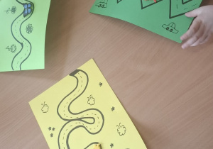 Dzieci przechodzą przez labirynt za pomocą magnesów.