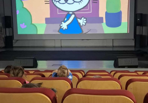 Duży ekran przedstawiający bajkową Kicię Kocię