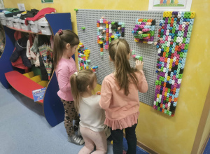 Grupa V podczas zabaw w daltońskich kącikach zewnętrznych