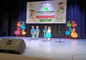 Dzieci śpiewające na scenie.