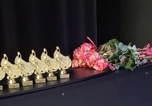 Statuetki nutki i kwiaty.