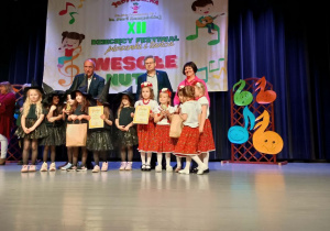 Grupy przedszkolne odbierające nagrody wraz z członkami jury.