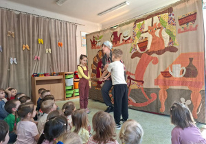 Dwoje dzieci biorących czynny udział w przedstawieniu.