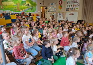 Dzieci na widowni podczas spektaklu.