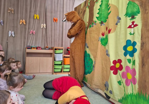 Aktorka teatralna w trakcie wystęu.