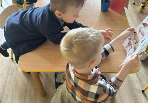 Troje dzieci podczas rozwiązywania zadania konkursowego.