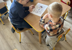 Troje dzieci podczas rozwiązywania zadania konkursowego.