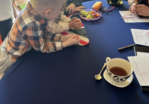 Dzieci udzielają odpowiedzi przy stole Jury.