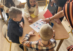 Jurorka sprawdza poprawność wykonanego zadania.