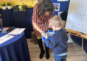 Chłopiec odbiera nagrodę.