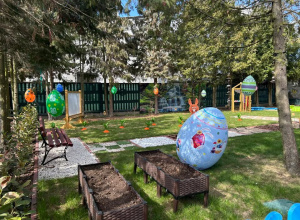 Wielkanocne dekoracje w ogrodzie przedszkolnym.