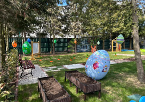 Wielkanocne dekoracje w ogrodzie przedszkolnym.