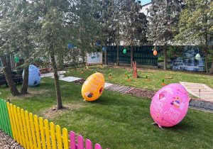 Wielkanocne dekoracje w ogrodzie przedszkolnym.