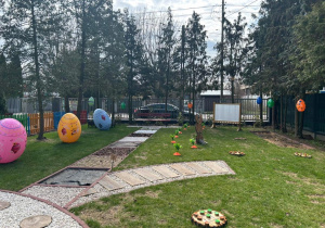 Wielkanocne dekoracje w ogrodzie przedszkolnym.