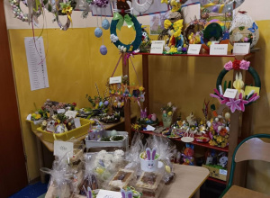 Stoisko z wypiekami i ozdobami wielkanocnymi.