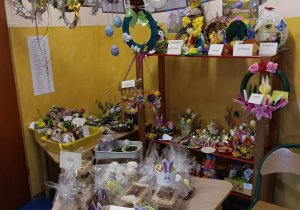 Stoisko z wypiekami i ozdobami wielkanocnymi.