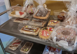 Stoisko z wypiekami i ozdobami wielkanocnymi.