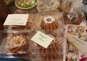 Stoisko z wypiekami i ozdobami wielkanocnymi.