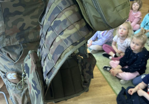 Dzieci oglądają przyniesiony przez żołnierza.