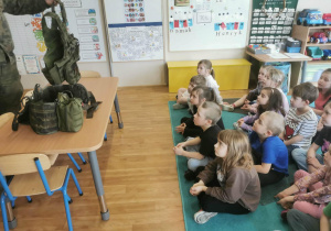 Dzieci oglądają przyniesiony przez żołnierza.