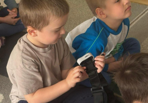 Chłopiec ogląda element z wojskowej apteczki.