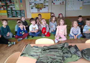 Dzieci oglądają przyniesiony przez żołnierza.