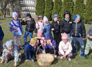 Zdjęcie grupowe – dzieci przy koszyku z cukierkami.