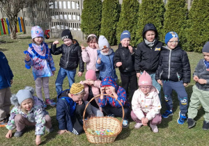 Zdjęcie grupowe – dzieci przy koszyku z cukierkami.