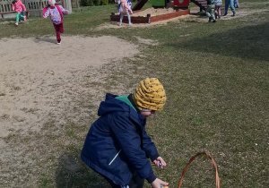 Dzieci poszukują cukierków na placu zabaw.