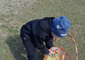 Dzieci poszukują cukierków na placu zabaw.