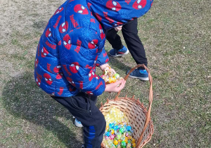Dzieci poszukują cukierków na placu zabaw.