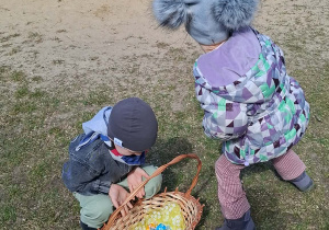 Dzieci poszukują cukierków na placu zabaw.