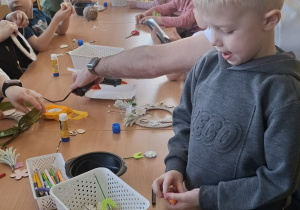Dzieci wraz z rodzicami wykonują wianki wielkanocne.