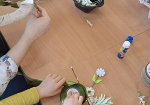 Dzieci wraz z rodzicami wykonują wianki wielkanocne.