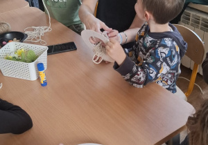 Dzieci wraz z rodzicami wykonują wianki wielkanocne.