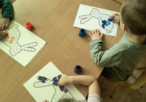 Dzieci podczas wykonywania prac plastycznych o tematyce wiosenno-wielkanocnej.