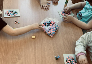 Dzieci podczas wykonywania prac plastycznych o tematyce wiosenno-wielkanocnej.