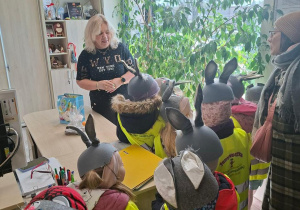 Dzieci (w czapeczkach zajączków) wraz z nauczycielką składają Pani Naczelnik Wydziału Edukacji, Kultury i Sportu.