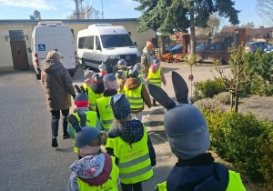 Grupa dzieci w drodze do Urzędu Miasta.