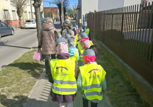 Grupa dzieci w drodze do Urzędu Miasta.
