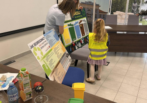 Dziewczynka przygląda się planszy dydaktycznej.