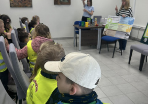 Dzieci uważnie słuchają osoby prowadzącej zajęcia.