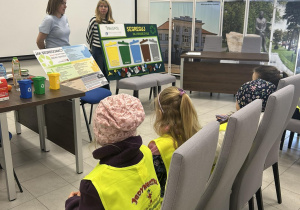 Panie z Urzędu Miejskiego wyjaśniają dzieciom, czym jest segregacja odpadów.