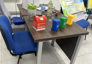 Pomoce dydaktyczne na stole.