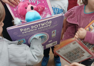 Dzieci przeglądają książeczki