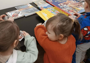 Dziewczynki oglądają książeczki