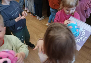 Dzieci przeglądają książeczki