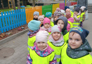 Dzieci wychodzą na wycieczkę ubrane w kamizelki odbllaskowe