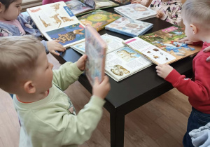 Dzieci oglądają książeczki