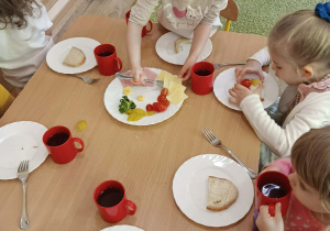 Dziewczynka nakłada ser na widelec